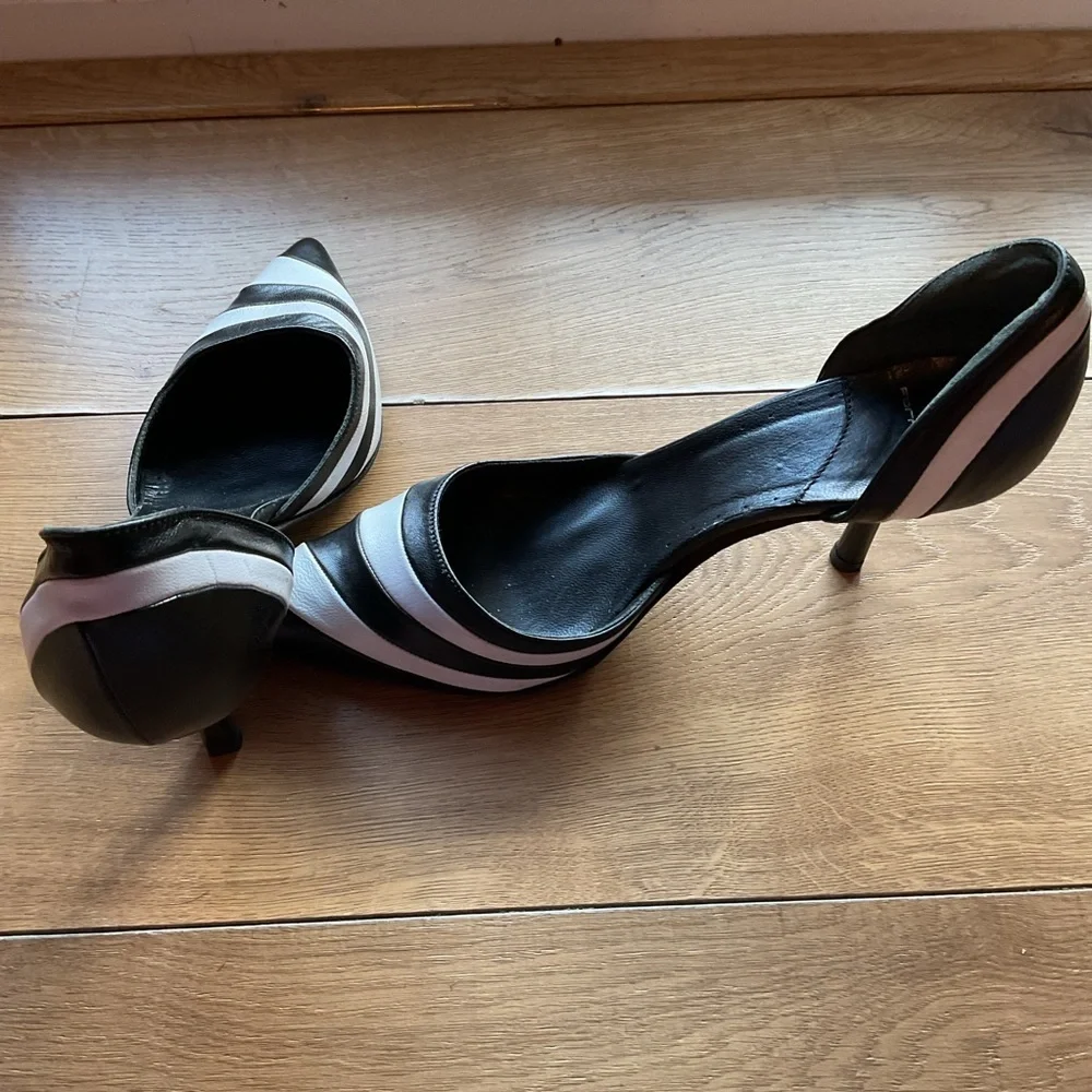 Italian Leather Black Gray Low Heels 8 38 Pointed Toe Block Heel Elegant - Picture 4 of 7